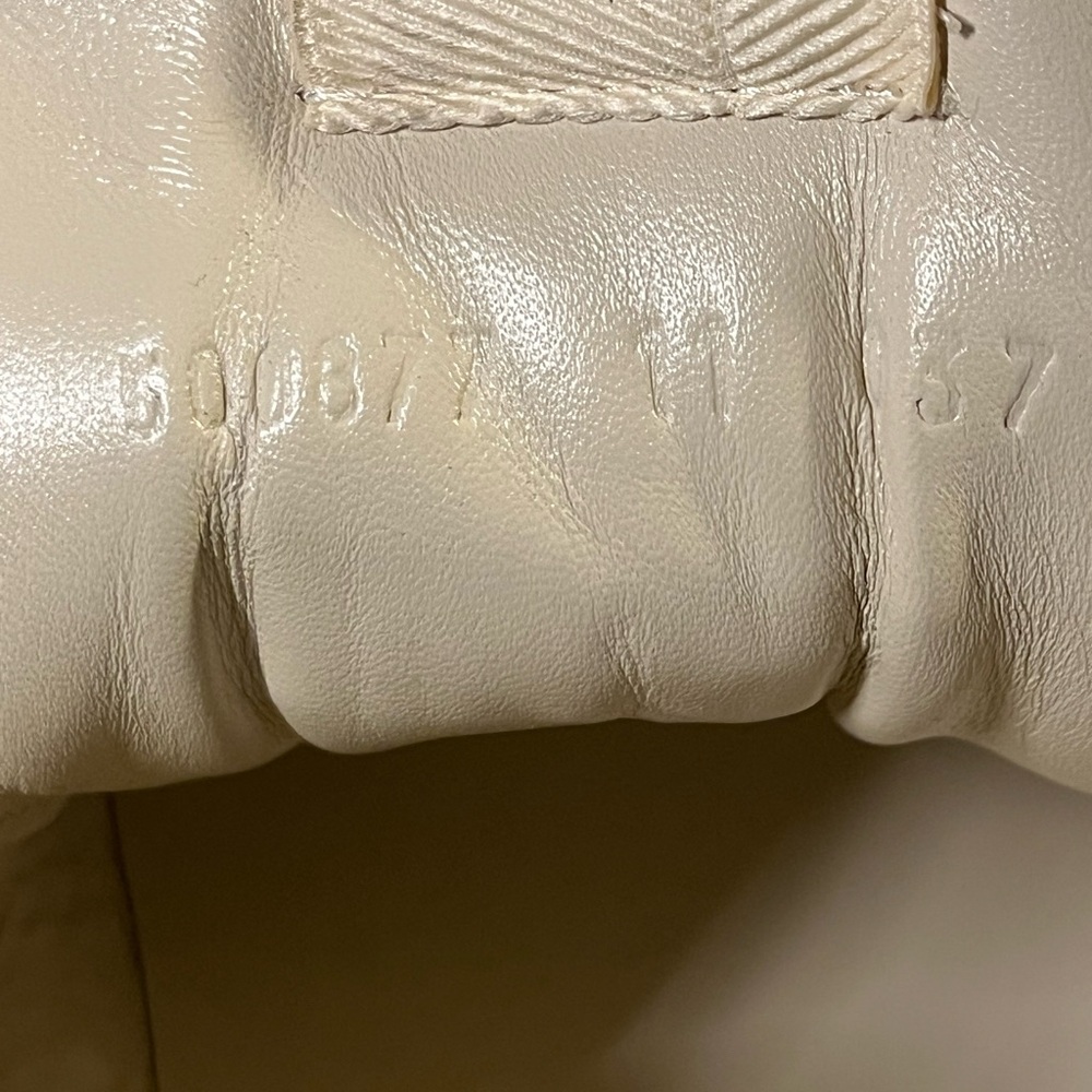 Gucci Cream Sneakers with Red and Green Accents - Picture 8 of 11